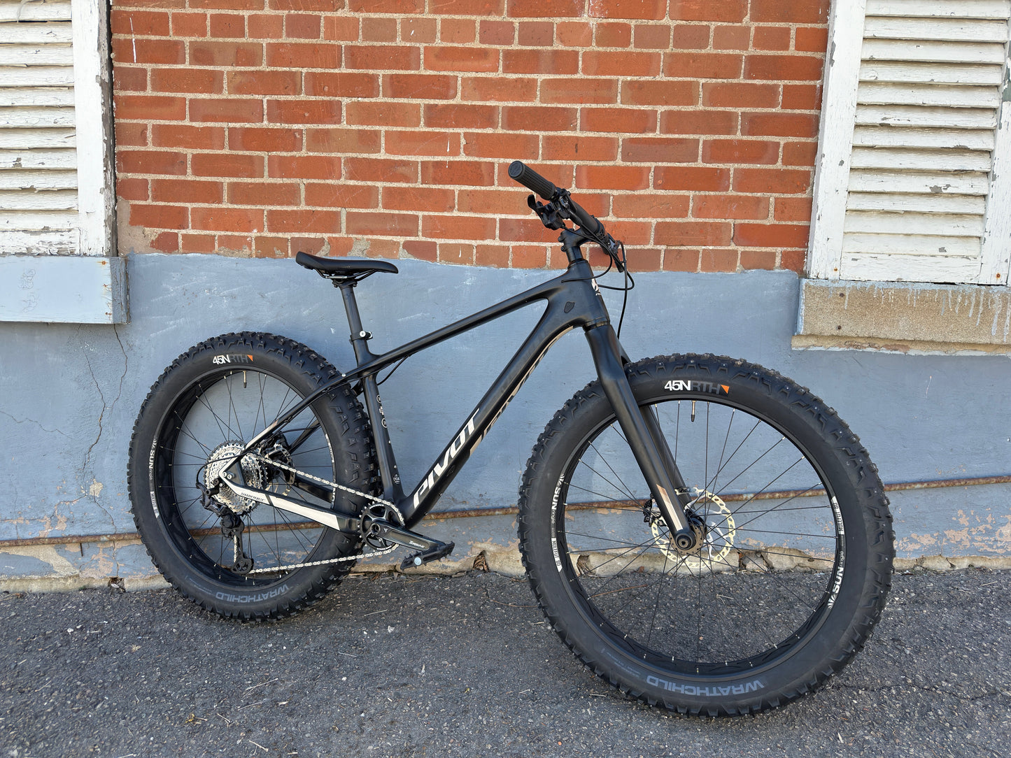 Used Pivot LES Fat Carbon 27.5" Fat PRO XT, Carbon Rigid Fork