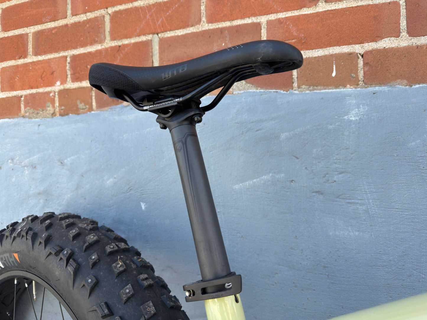 Used Pivot LES Fat Carbon 27.5" Fat PRO XT, Carbon Rigid Fork